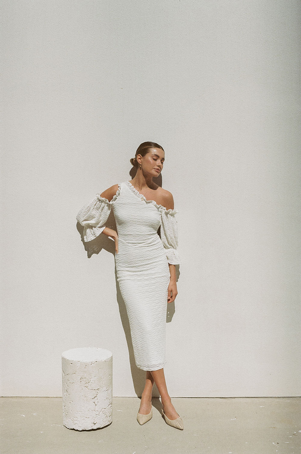 Stunning White Aluer Backless Cold - Shoulder Lace Midi Dress