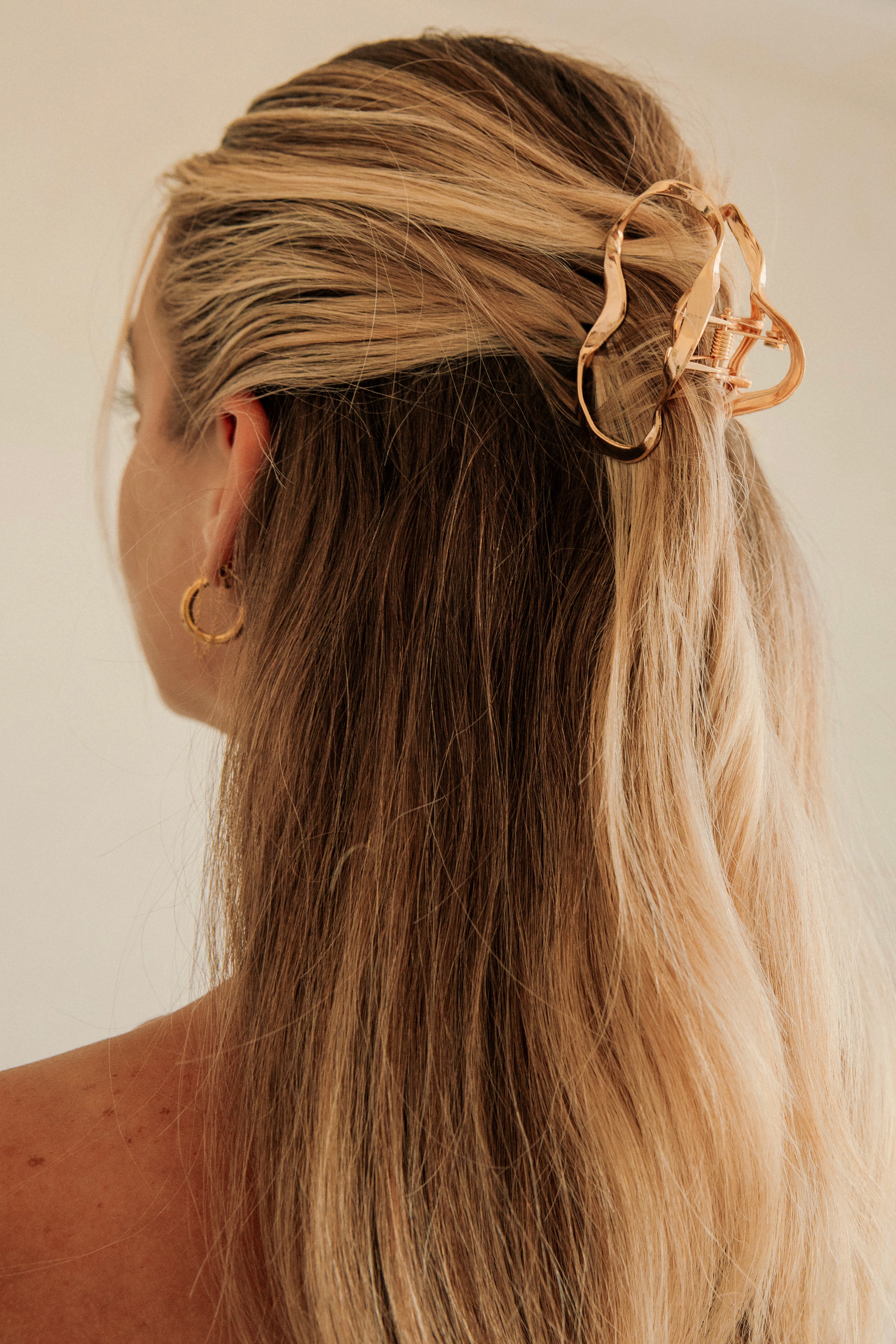 Gorgeous Gold-Toned Solana Hammered Look Claw Clip for Effortless Updo