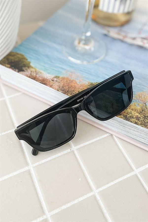 Stylish Vintage Black Kendall Sunglasses for Summer