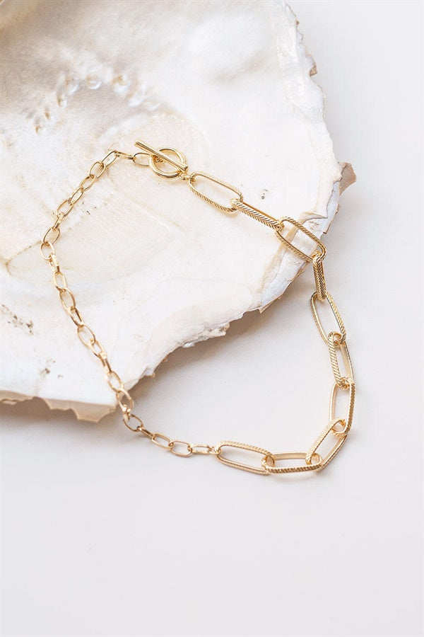 Stylish Gold-Toned T Bar Link Necklace for Fashionable Accessorizing
