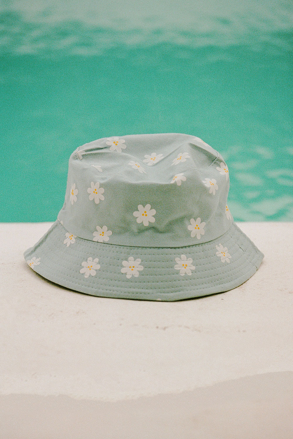 Stylish Blue Daisy-Themed Bucket Hat