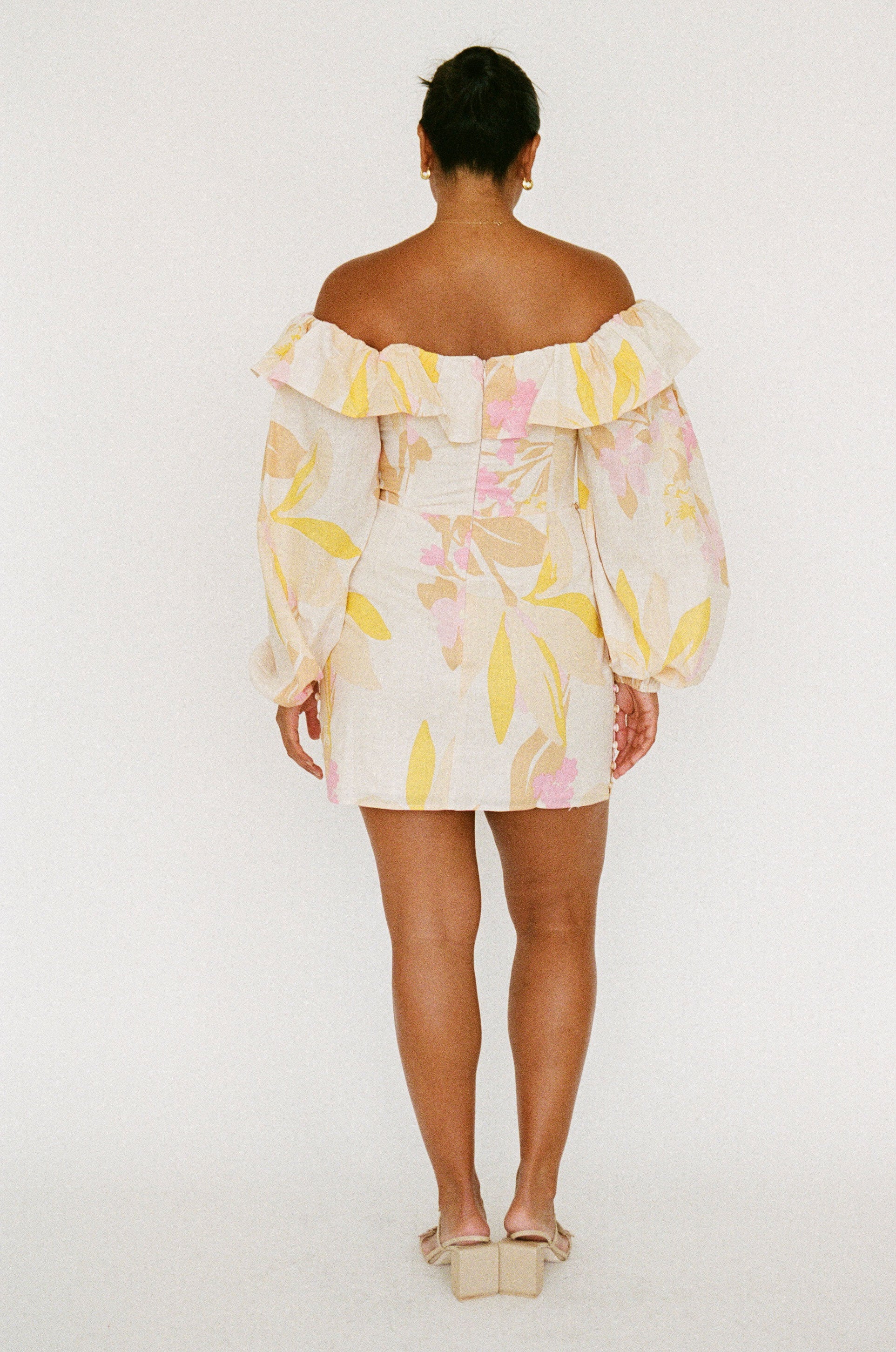 Stylish Suza Off - Shoulder Sample Dress with Distinctive Design