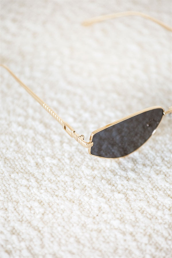 Stylish 90s-Inspired Black Irina Fashion Sunglasses for Trendy Outfits