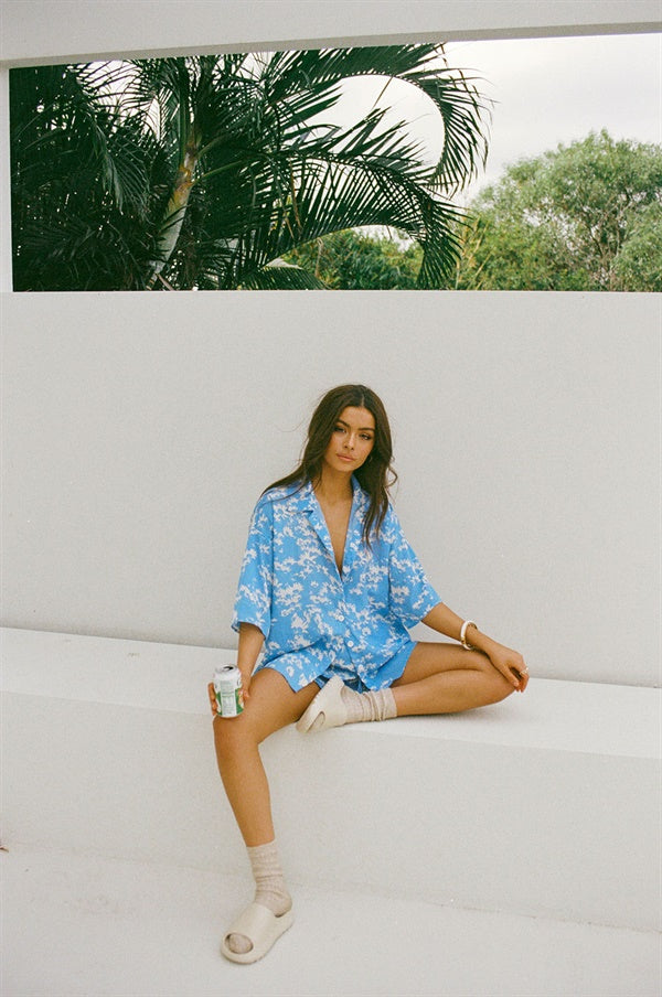 Stylish Blue Floral Print Kase Top for Relaxed Vacation Look