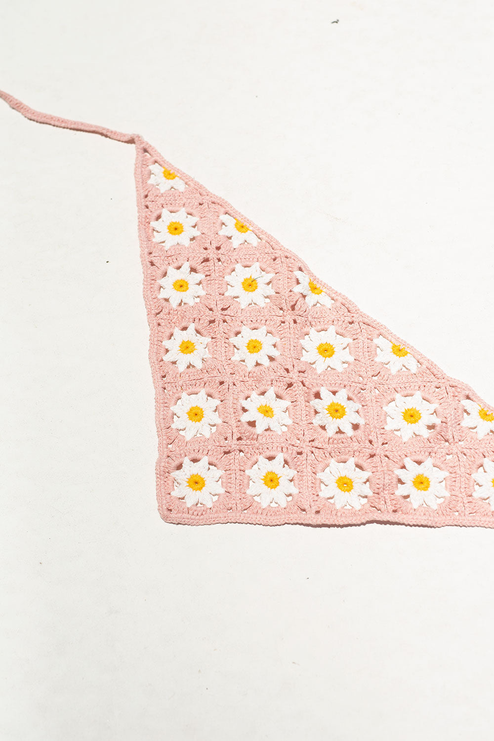 Stylish Pink Vintage-Inspired Lelo Crochet Scarf with Daisy Detailing