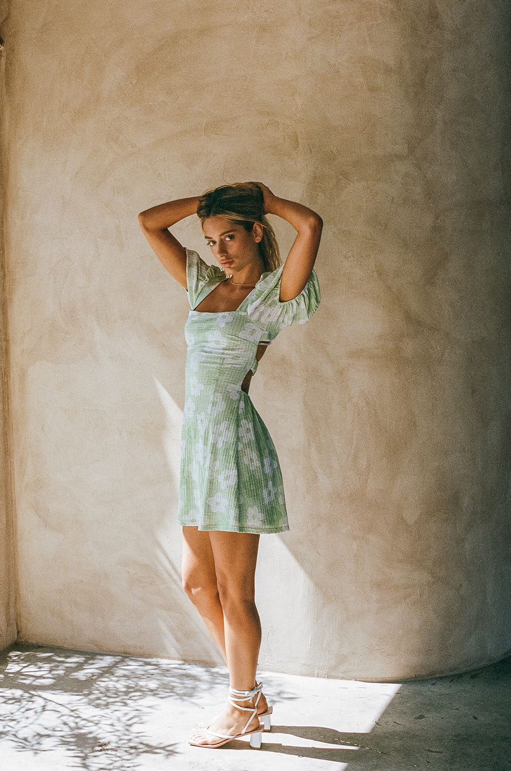 Summer-Inspired Backless Liloh Women's Dress with Happy Daisy Print