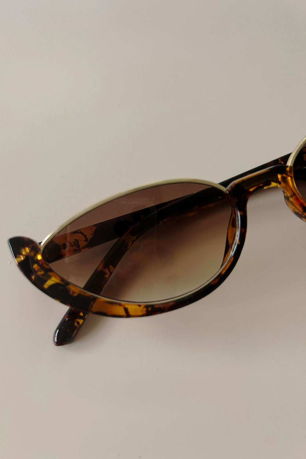 Stylish Vintage-Look Xandra Sunglasses with Faux Tortoise and Gold Frames