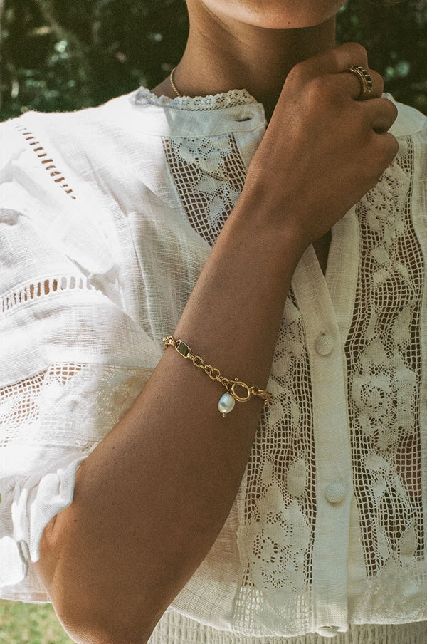 Gorgeous Gold-Toned Single Pearl Detailing Drop Bracelet