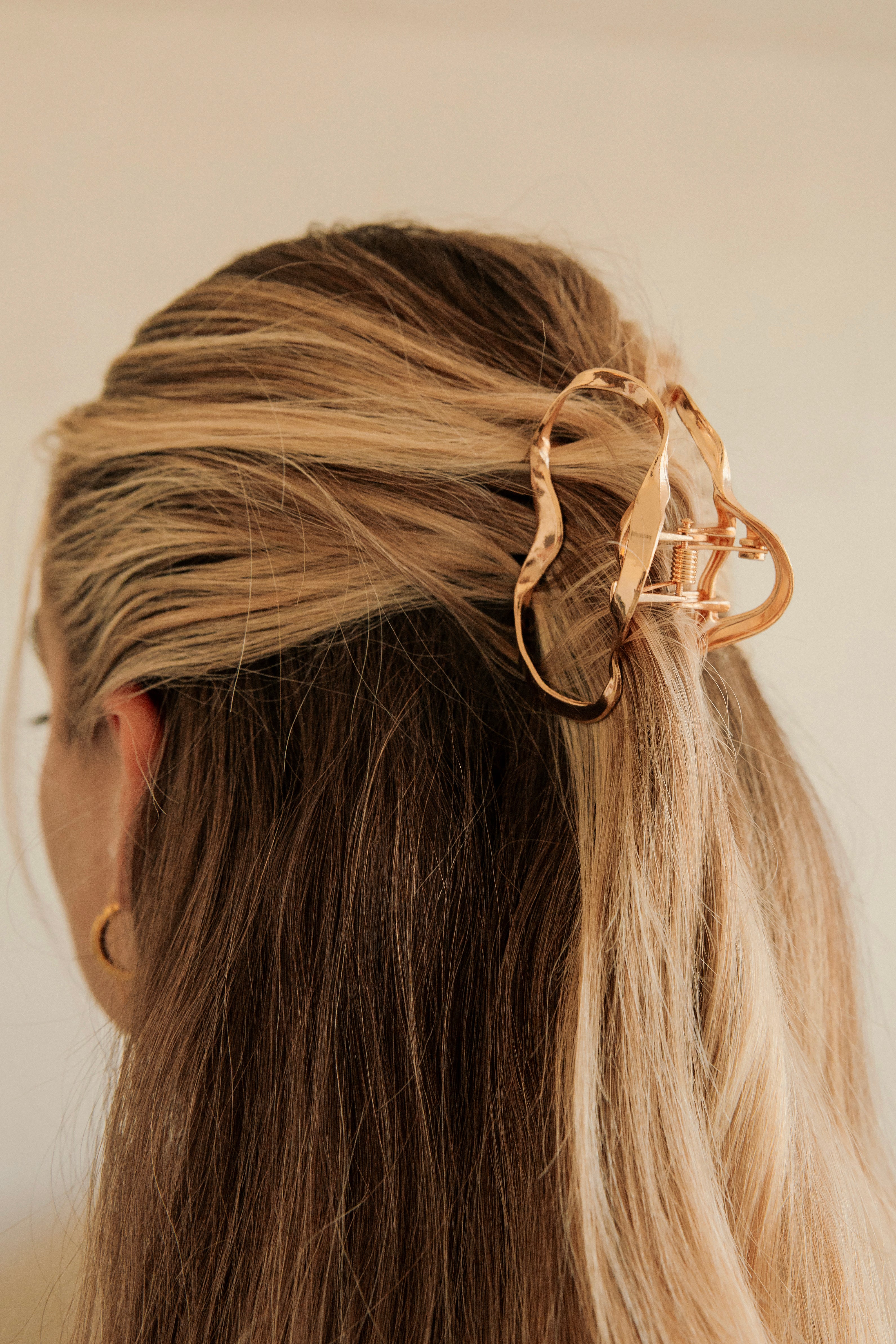 Gorgeous Gold-Toned Solana Hammered Look Claw Clip for Effortless Updo
