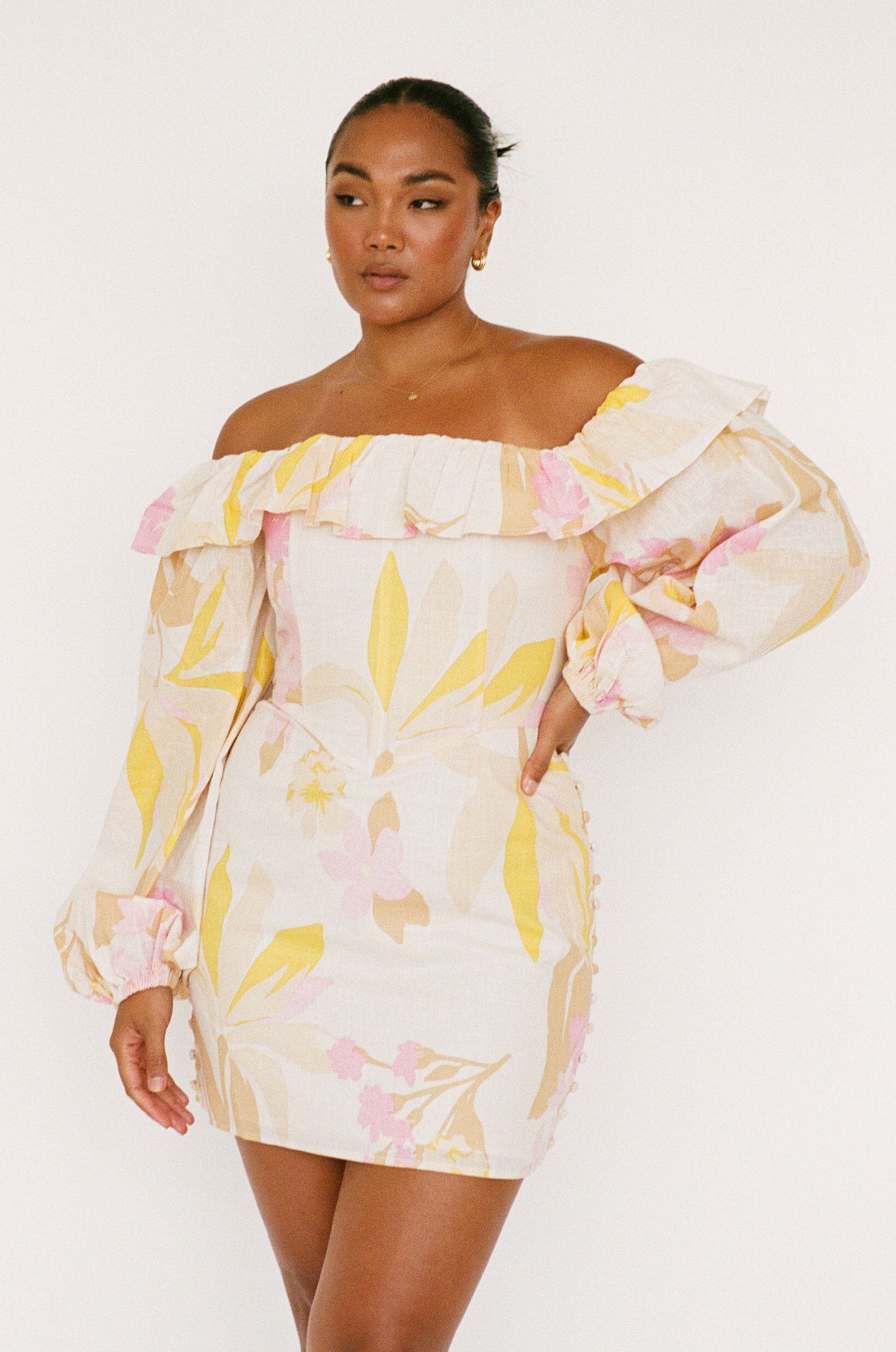 Stylish Suza Off - Shoulder Sample Dress with Distinctive Design