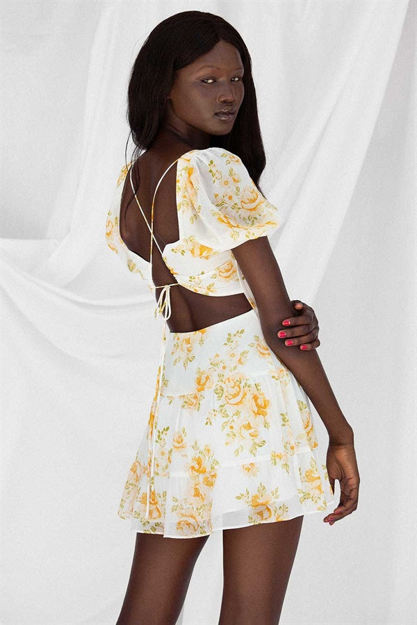 Exquisite Floral Bay Dress with Short Puff Sleeves and Open Back