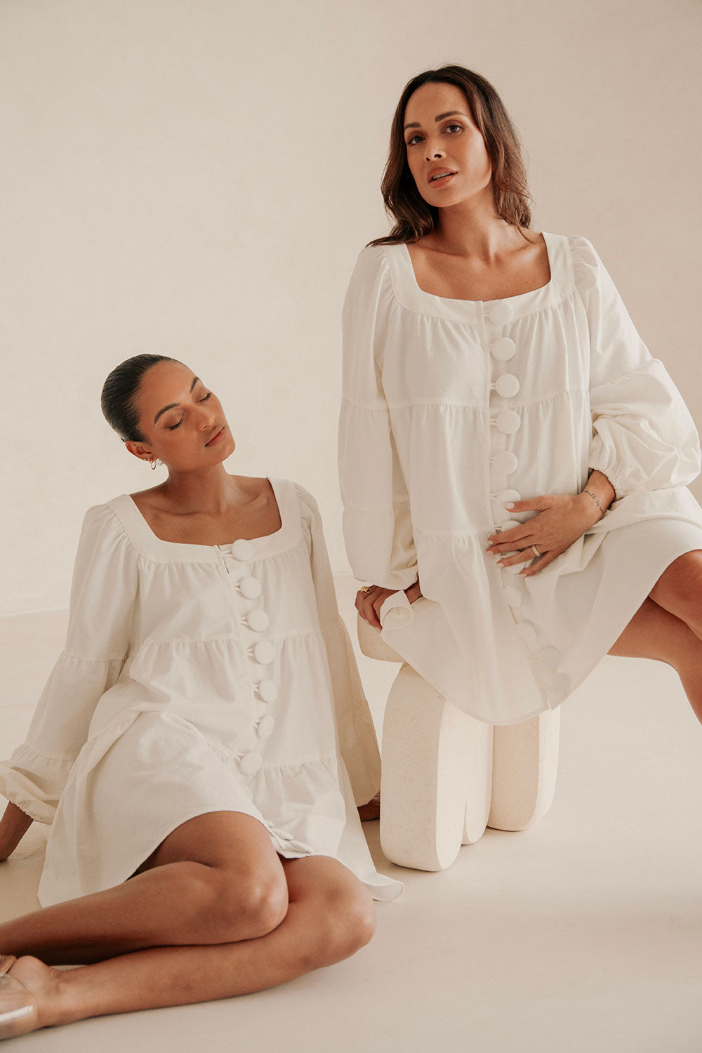 Elegant White Palmer Dress with Tiered Design and Puff Sleeves