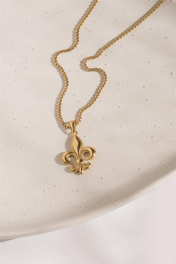 Stylish Gold-Toned Golden Club Pendant Necklace for Fashionable Outfits