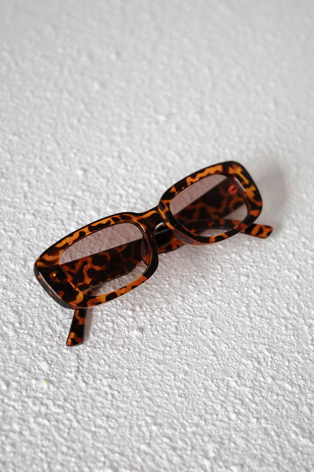 Stylish Capri Model Off - duty Inspired Fashion Sunglasses