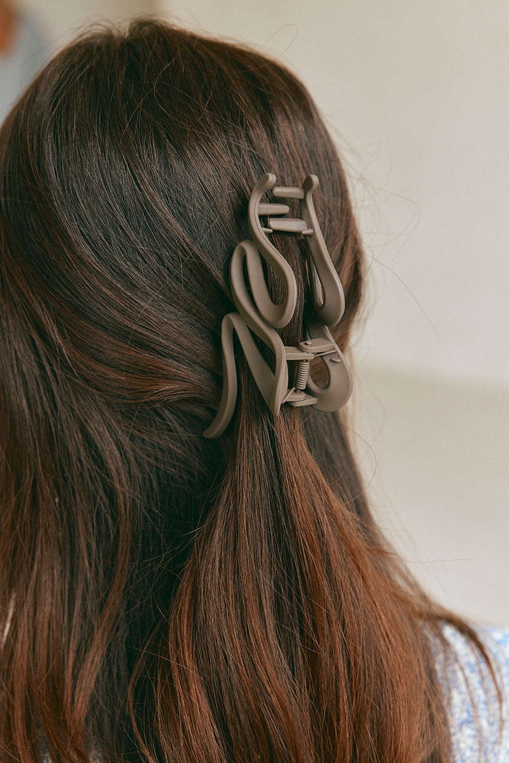 Circa Chocolate Brown Wavy Hair Clip for Effortless Updos