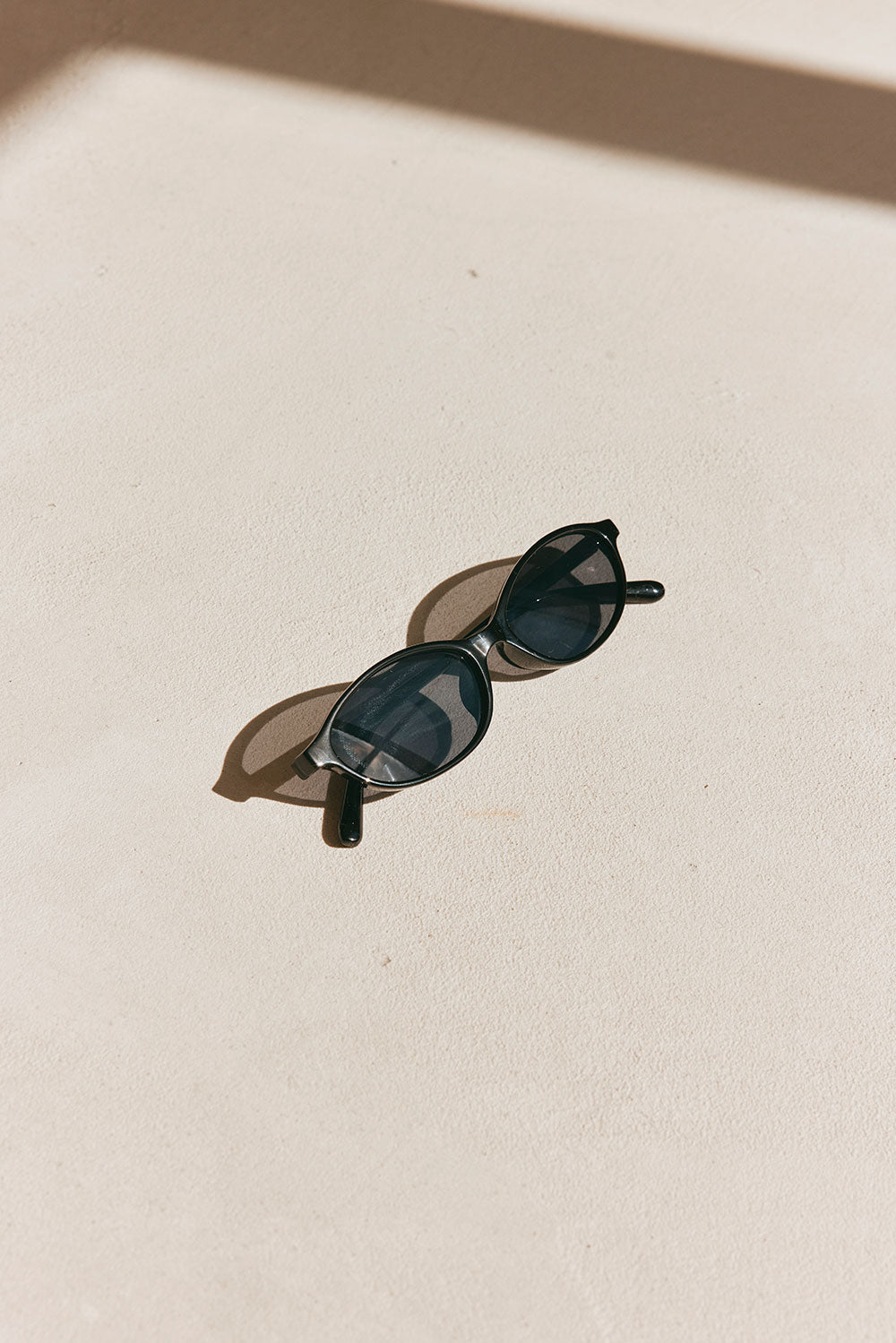 Stylish Naiara Oval Lenses Thin Frame Sunglasses in Brown and Black