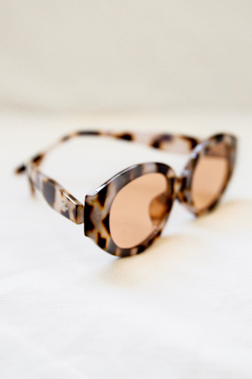 Stylish 90s-Inspired Raven Faux Tortoise Frame Sunglasses with Tinted Brown Lenses