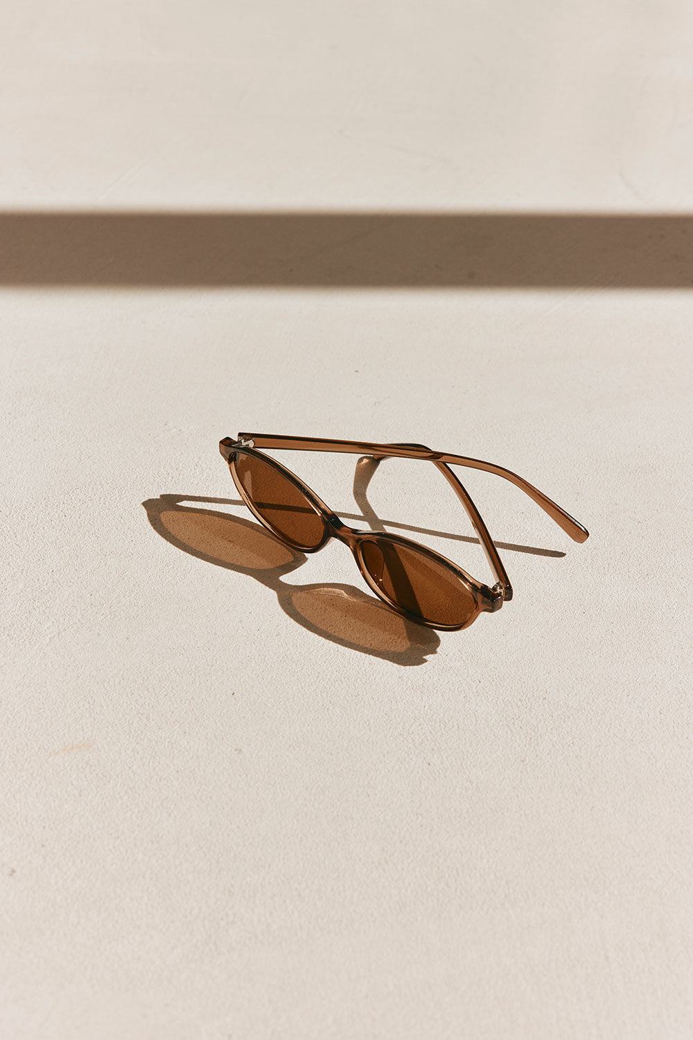 Stylish Naiara Oval Lenses Thin Frame Sunglasses in Brown and Black