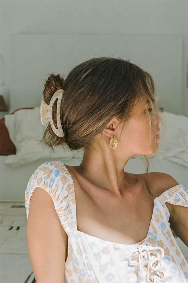 Stylish Beige and Cream Speckled Caramel - like Claw Clip for Effortless Updo