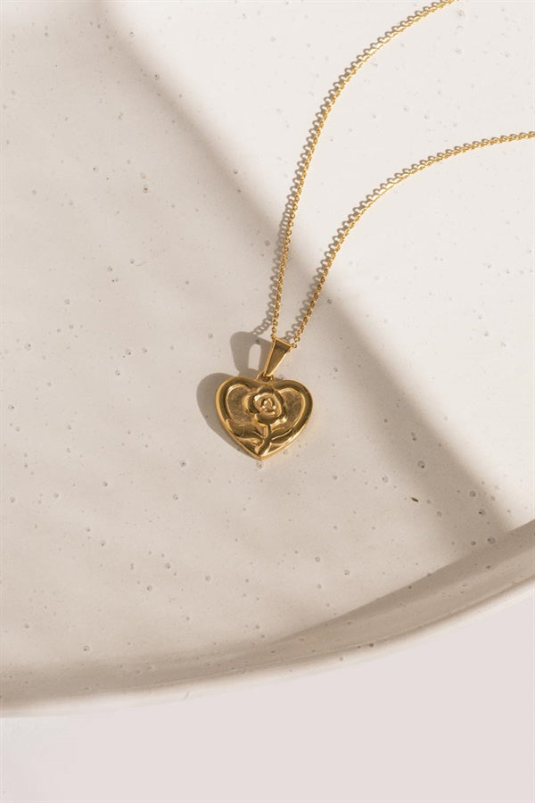 Exquisite Golden Heart-Shaped Pendant Necklace for All Occasions