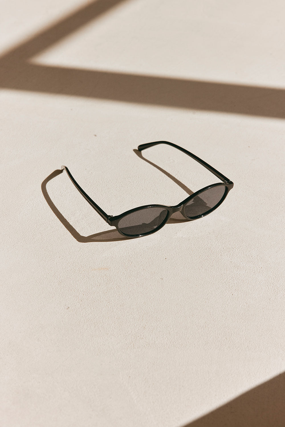 Stylish Naiara Oval Lenses Thin Frame Sunglasses in Brown and Black