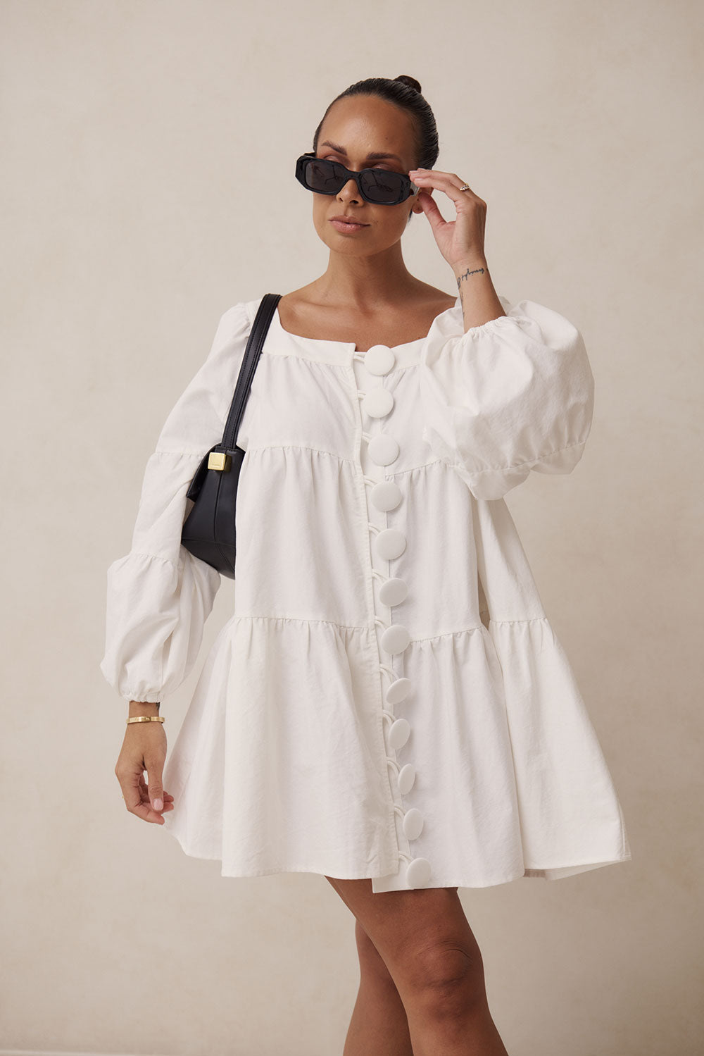 Elegant White Palmer Dress with Tiered Design and Puff Sleeves