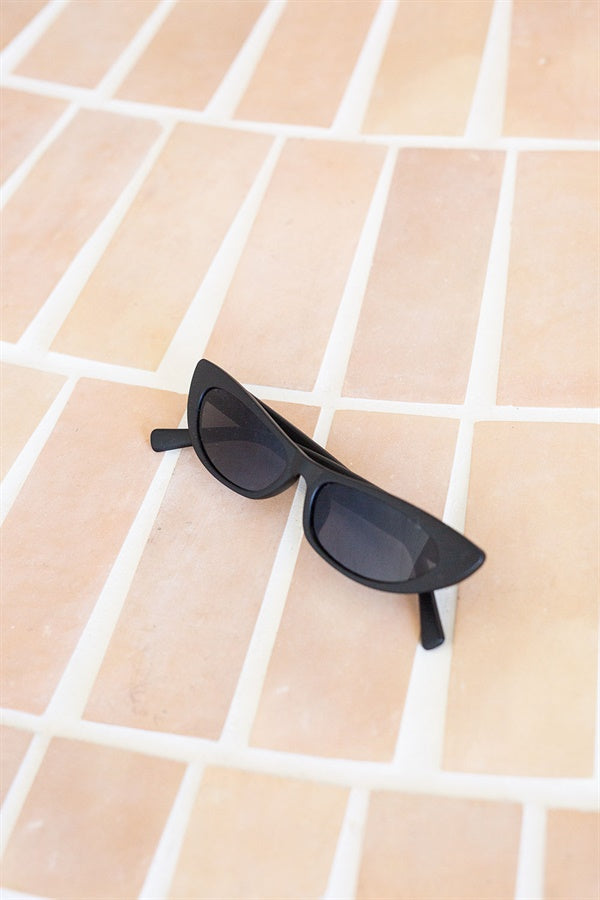 Stylish Selta Cateye Black Sunglasses for a Bold Look