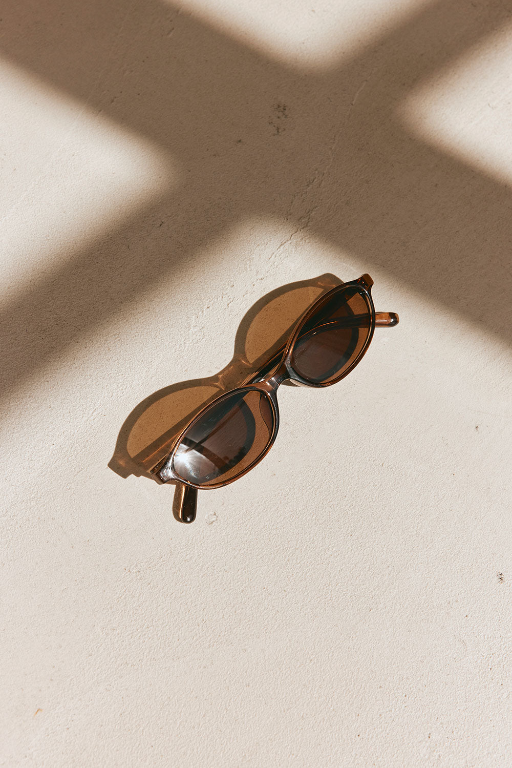 Stylish Naiara Oval Lenses Thin Frame Sunglasses in Brown and Black