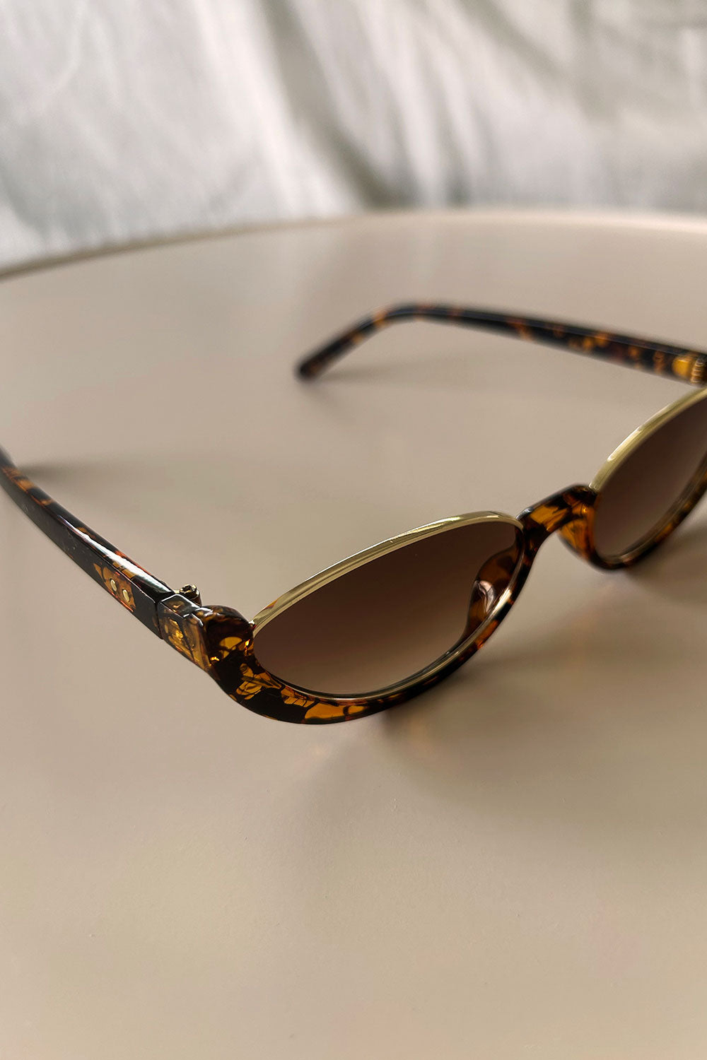 Stylish Vintage-Look Xandra Sunglasses with Faux Tortoise and Gold Frames