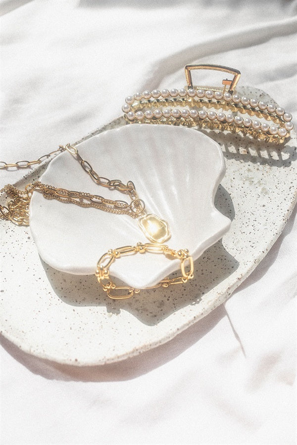 Gold-Toned Large Clam Style Pearl Detailing Claw Clip for Effortless Upstyles