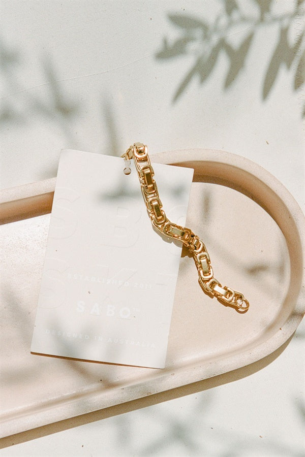 Stylish Gold-Toned Bold Chain Link Bracelet for a Fashion Statement