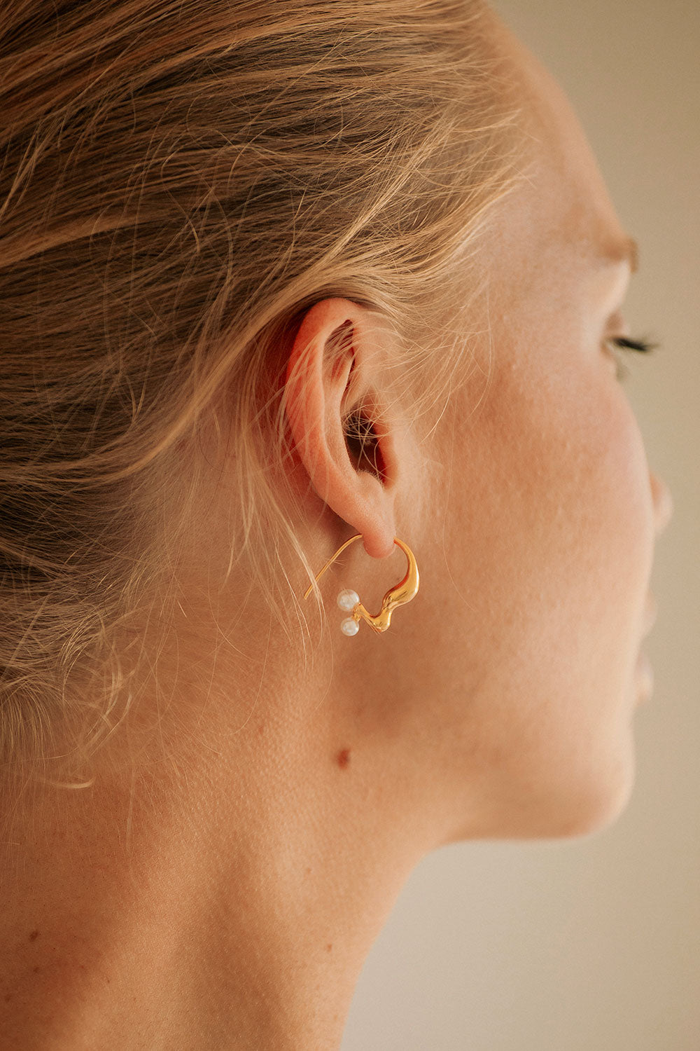 Stylish Gold-Toned Twin Mini Pearl Asymmetric Twist Tao Earrings