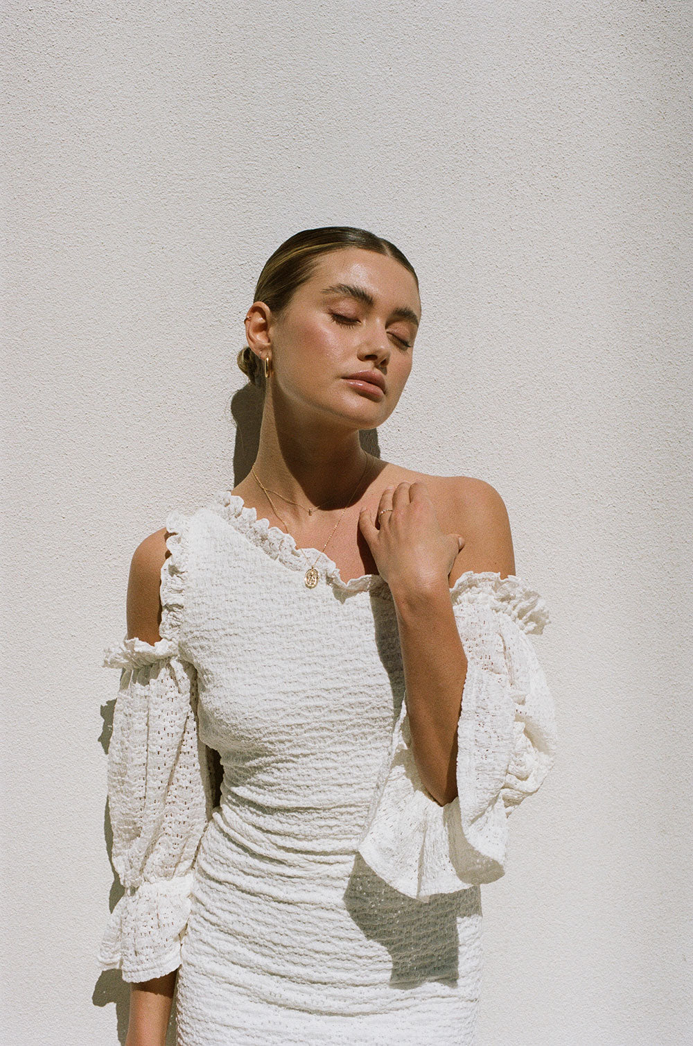 Stunning White Aluer Backless Cold - Shoulder Lace Midi Dress