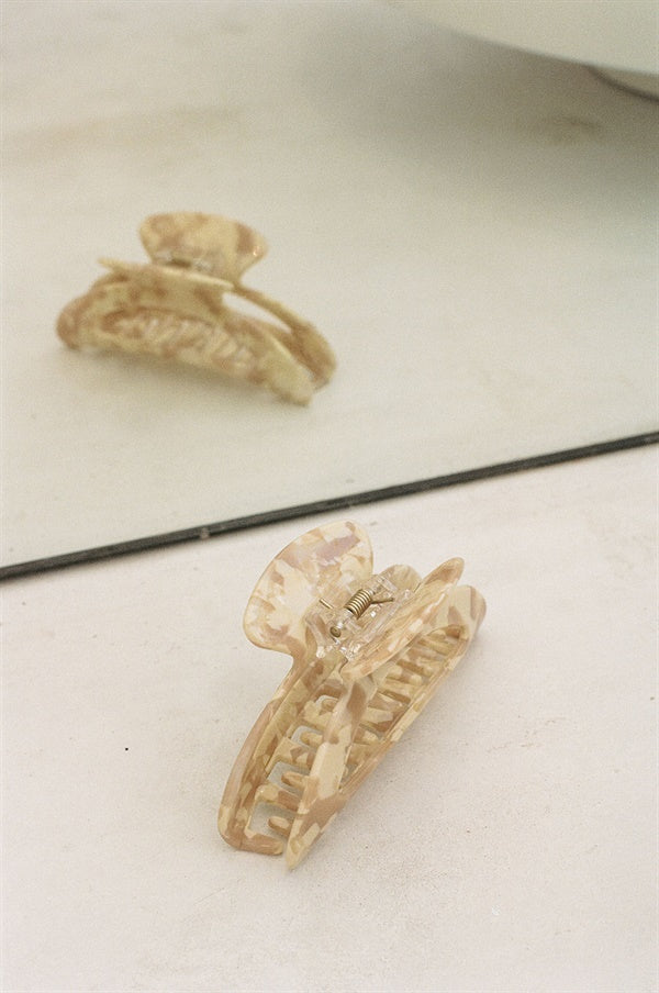 Stylish Beige and Cream Speckled Caramel - like Claw Clip for Effortless Updo