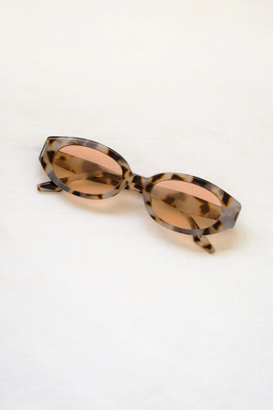 Stylish 90s-Inspired Raven Faux Tortoise Frame Sunglasses with Tinted Brown Lenses