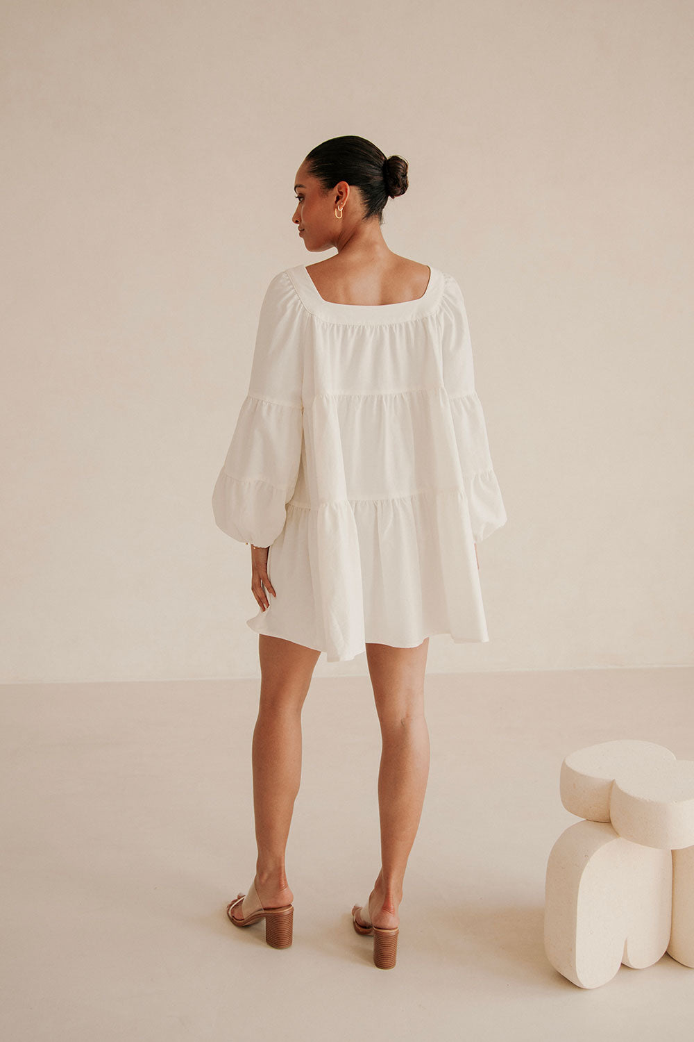 Elegant White Palmer Dress with Tiered Design and Puff Sleeves