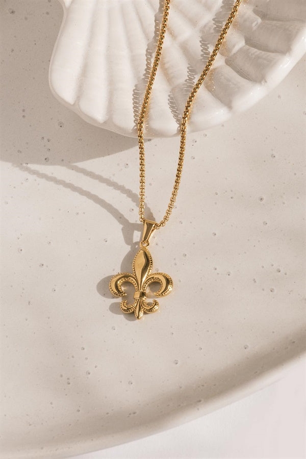 Stylish Gold-Toned Golden Club Pendant Necklace for Fashionable Outfits