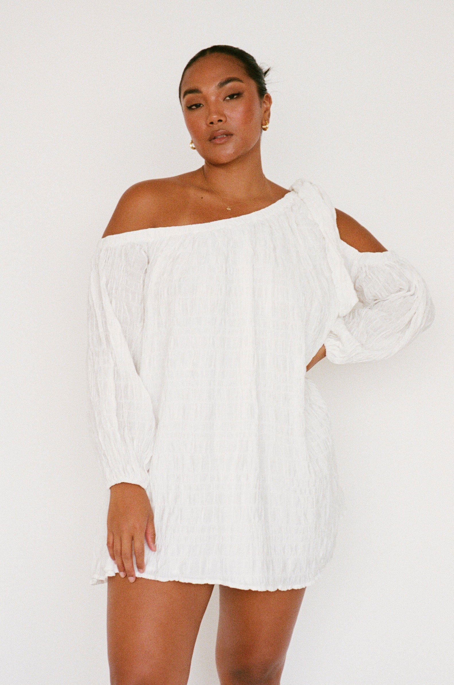Vintage-Inspired White Raisa Crepe Dress for Fashionable Women