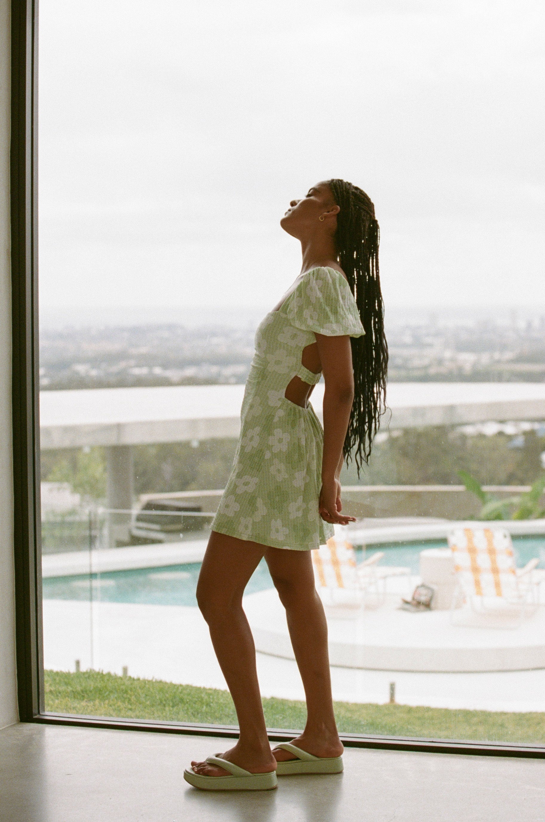 Summer-Inspired Backless Liloh Women's Dress with Happy Daisy Print