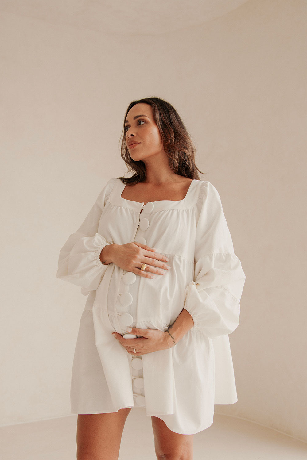 Elegant White Palmer Dress with Tiered Design and Puff Sleeves
