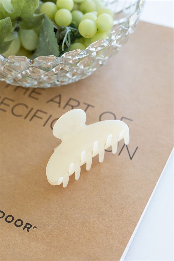 Ivory Toned Acrylic Marbled Powder Claw Clip for Effortless Upstyles
