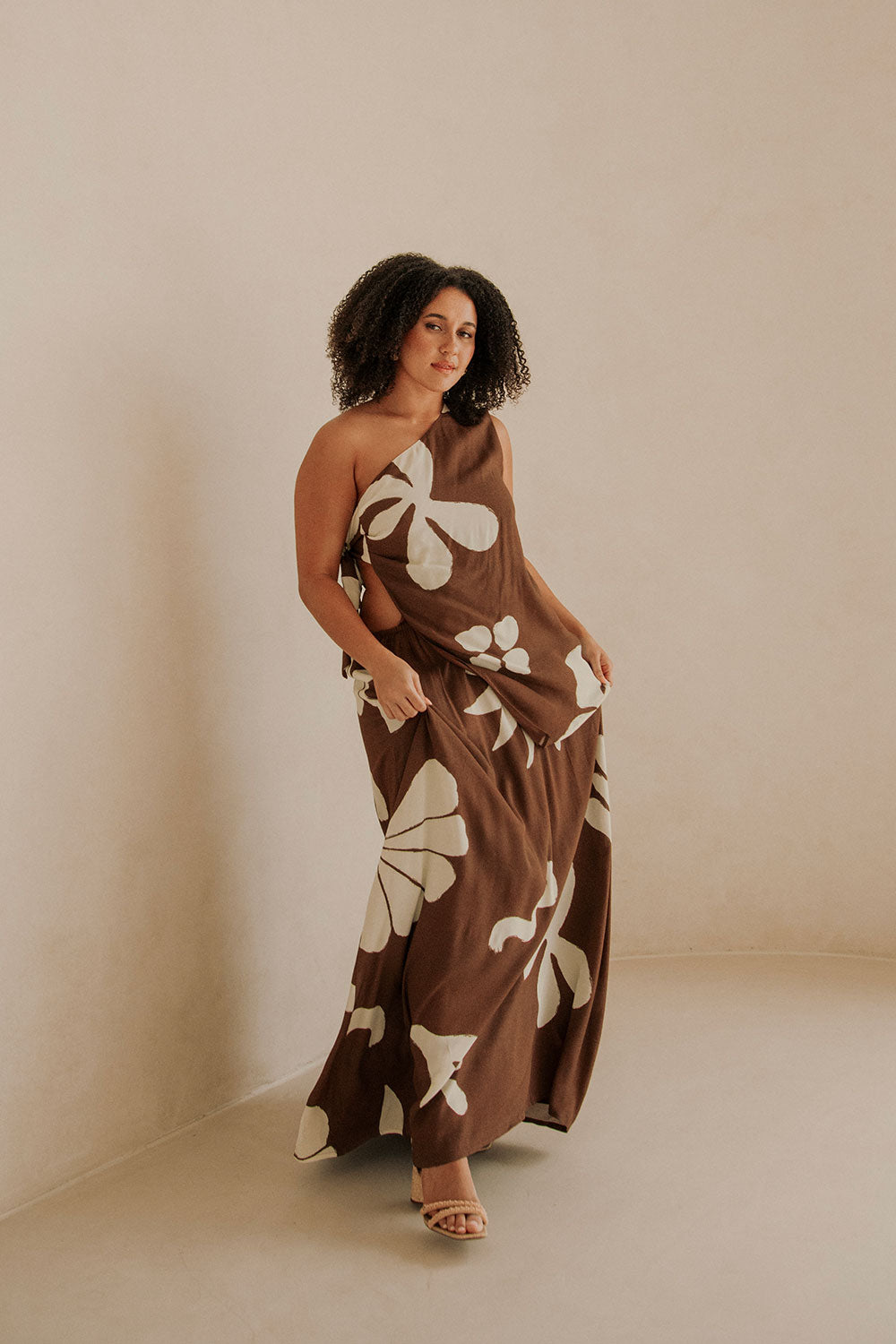 Stylish Lessi Maxi Dress in Exclusive Galene Brown Print