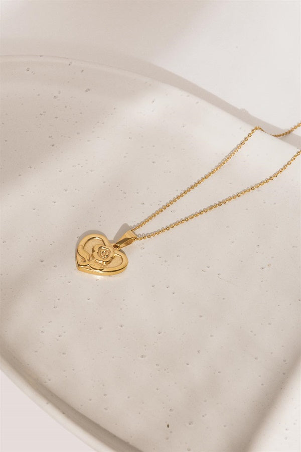 Exquisite Golden Heart-Shaped Pendant Necklace for All Occasions