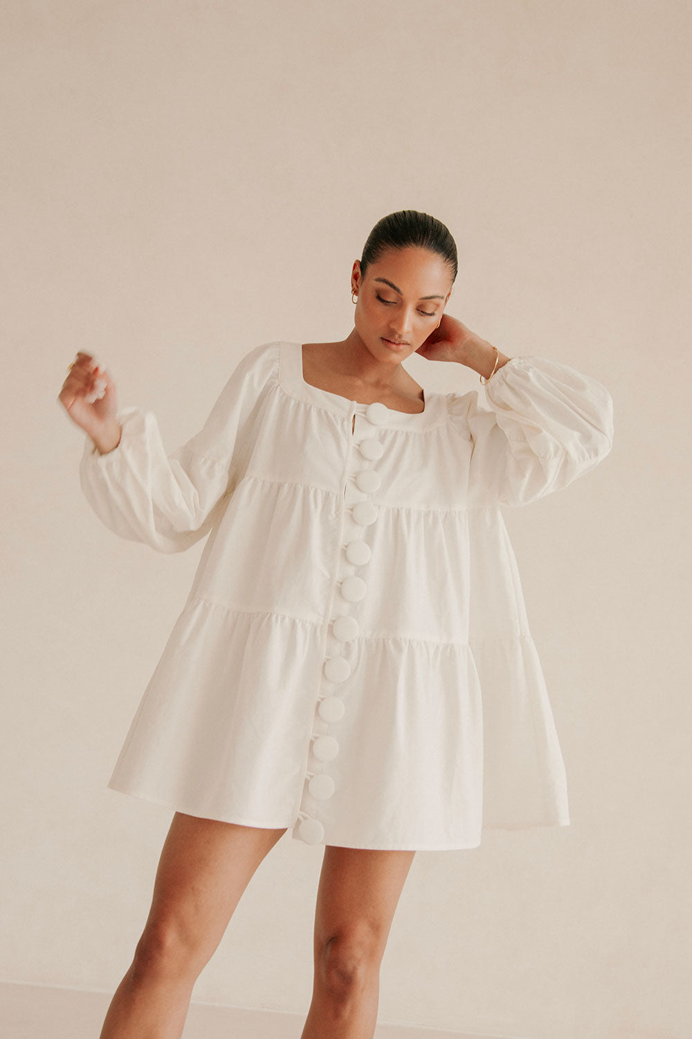 Elegant White Palmer Dress with Tiered Design and Puff Sleeves