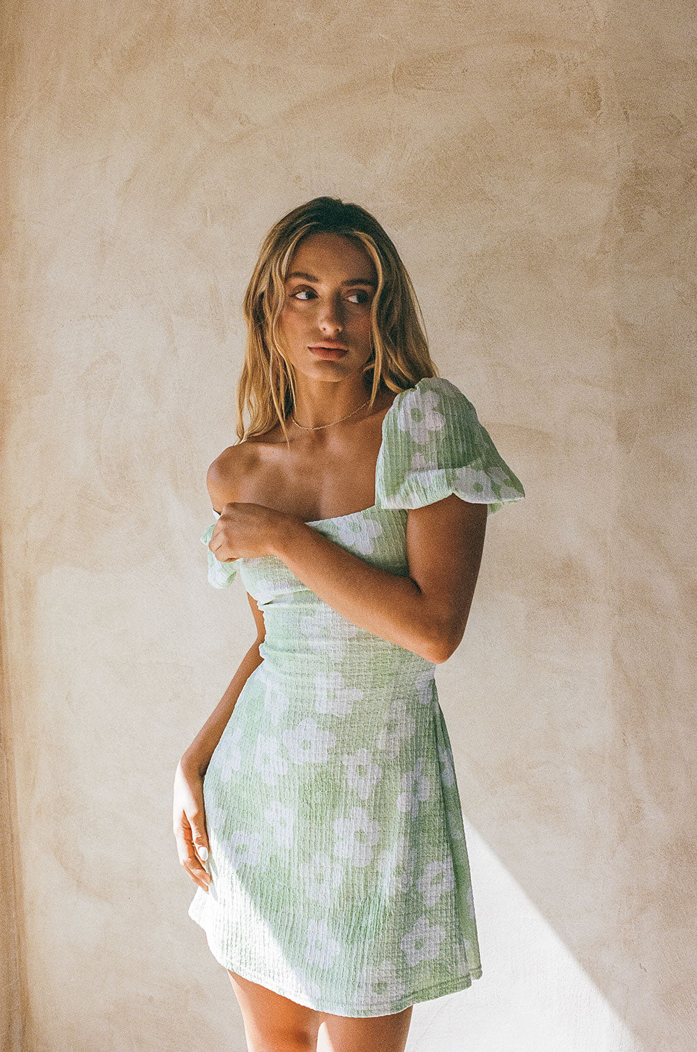 Summer-Inspired Backless Liloh Women's Dress with Happy Daisy Print