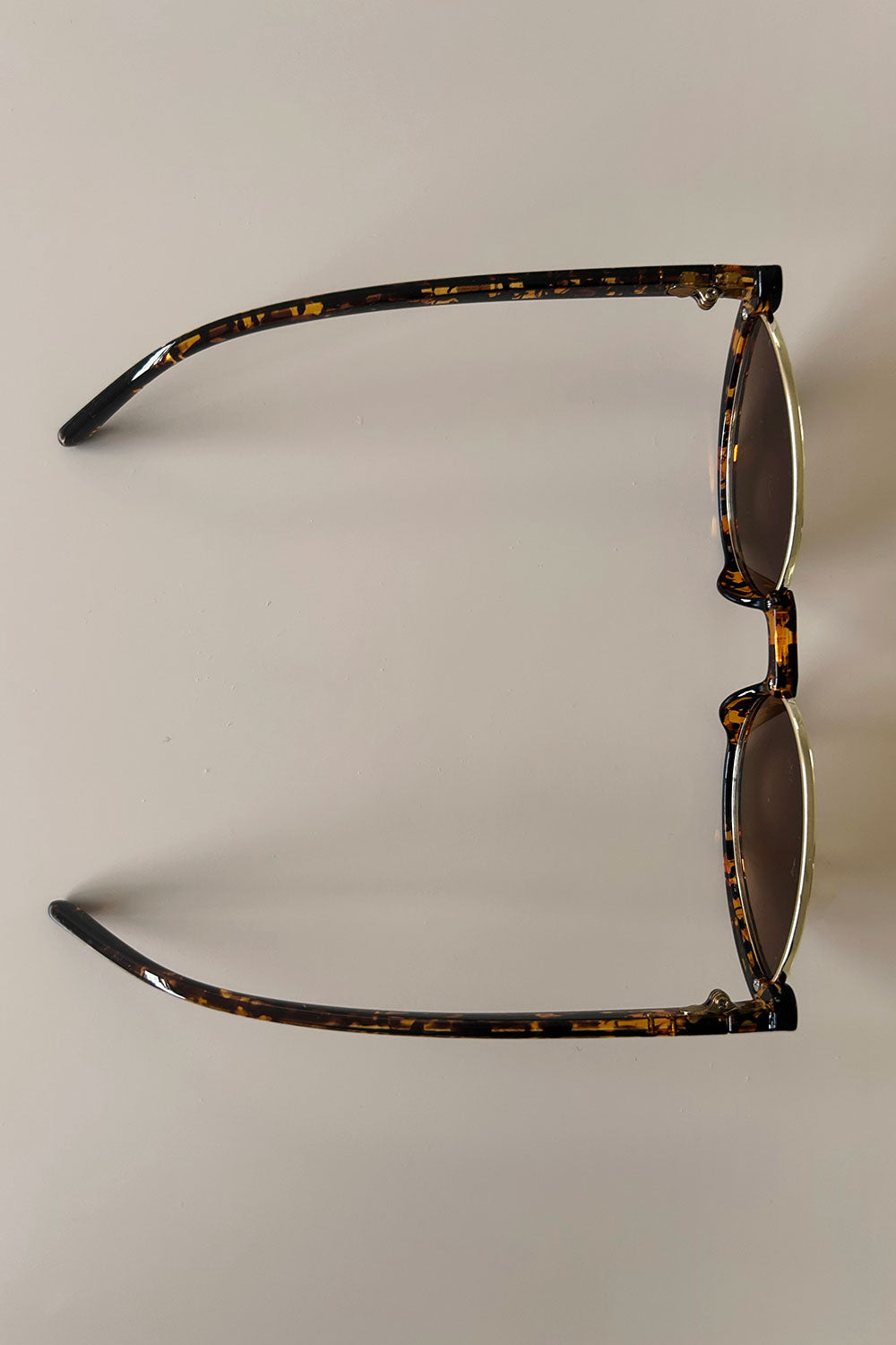 Stylish Vintage-Look Xandra Sunglasses with Faux Tortoise and Gold Frames