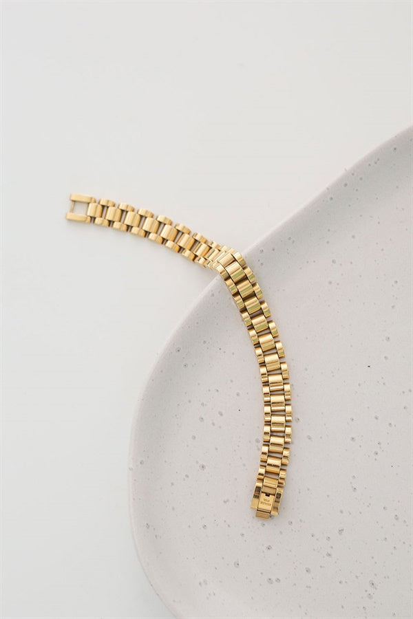 Stylish Gold-Toned Bold Link Ally Bracelet for a Fashion Statement