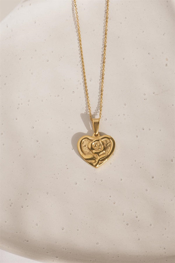 Exquisite Golden Heart-Shaped Pendant Necklace for All Occasions