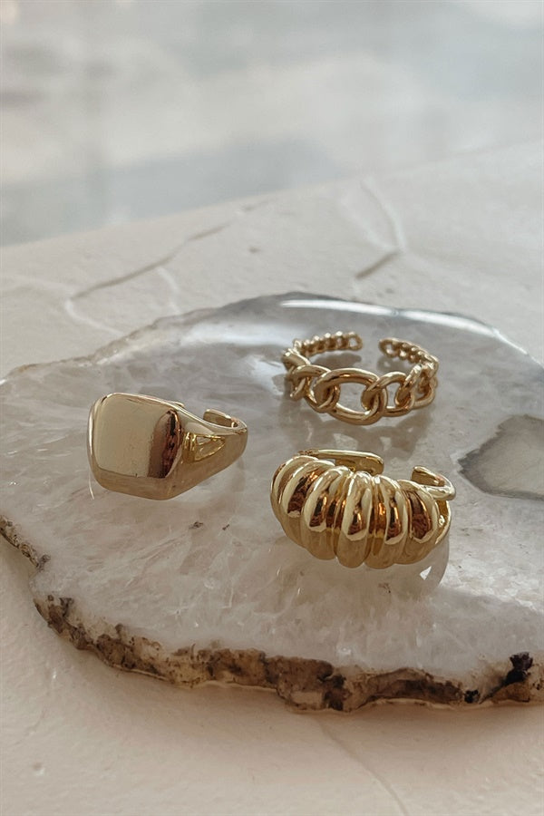 Stylish Gold-Toned Ribbed Lia Ring with Curved Detailing