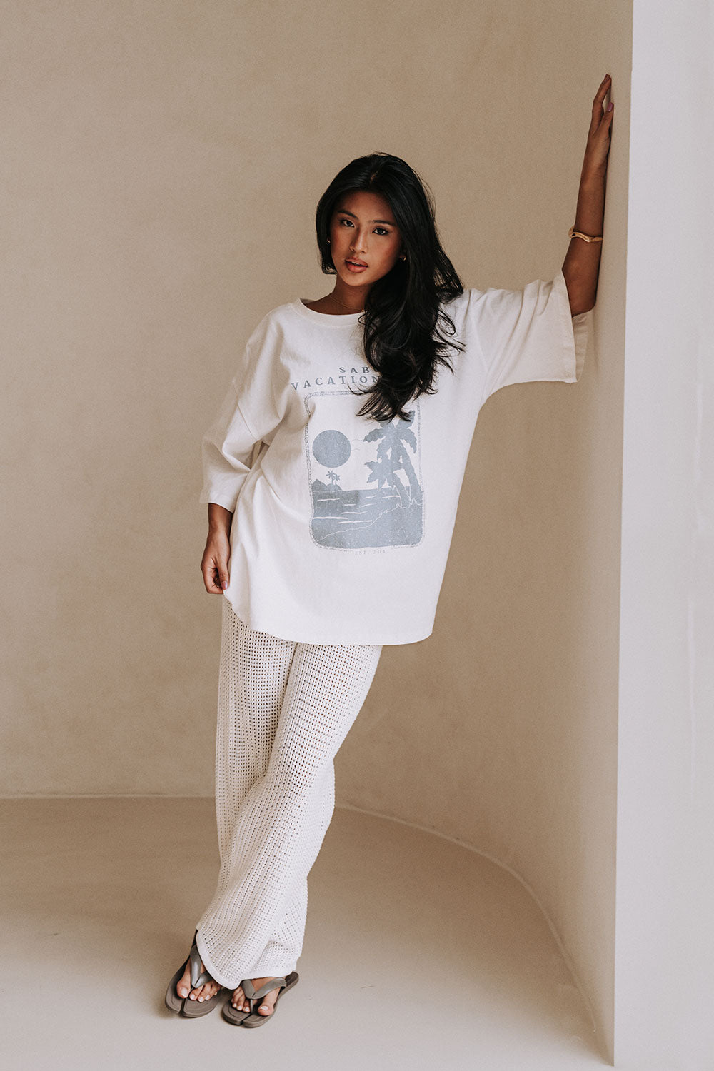 Britta Oversized Women's White Cotton Top with Vintage Graphic